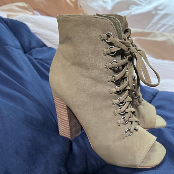 Steve Madden zip up and lace enclosure block heels. Women’s 5.5. - Picture 8 of 10